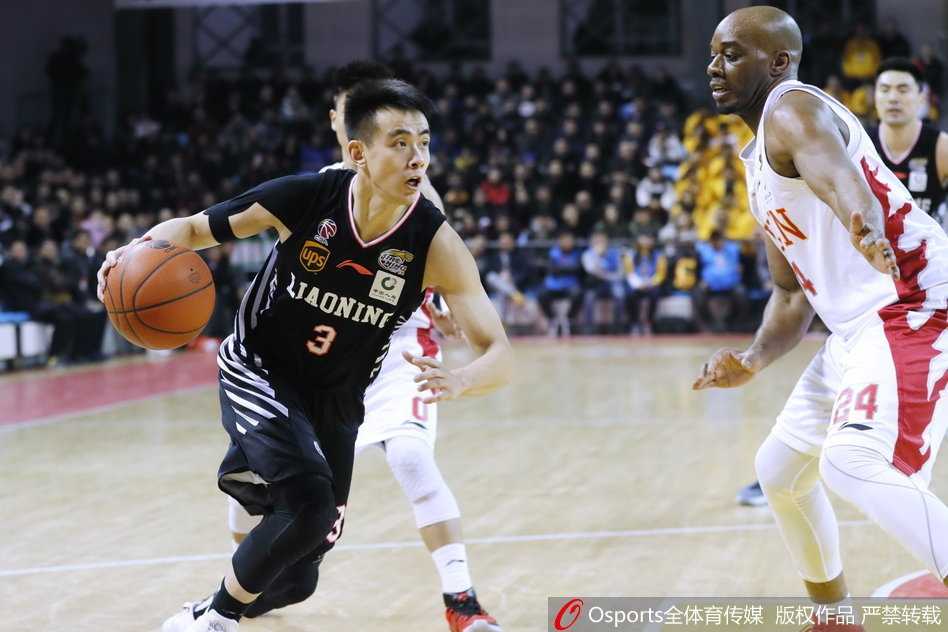 贺天举在底角冷静出手，皮球空心入网，这位射手伤愈归来后用最熟悉的方式宣告自己的回归，眼神中充满坚定。