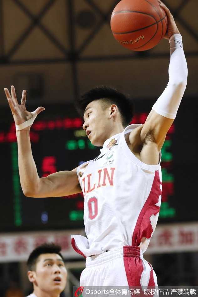 辽宁外援哈德森面对吉林队防守球员，高高跃起投出标志性的三分球，皮球在空中划出美妙弧线，眼神里满是杀手的冷峻。