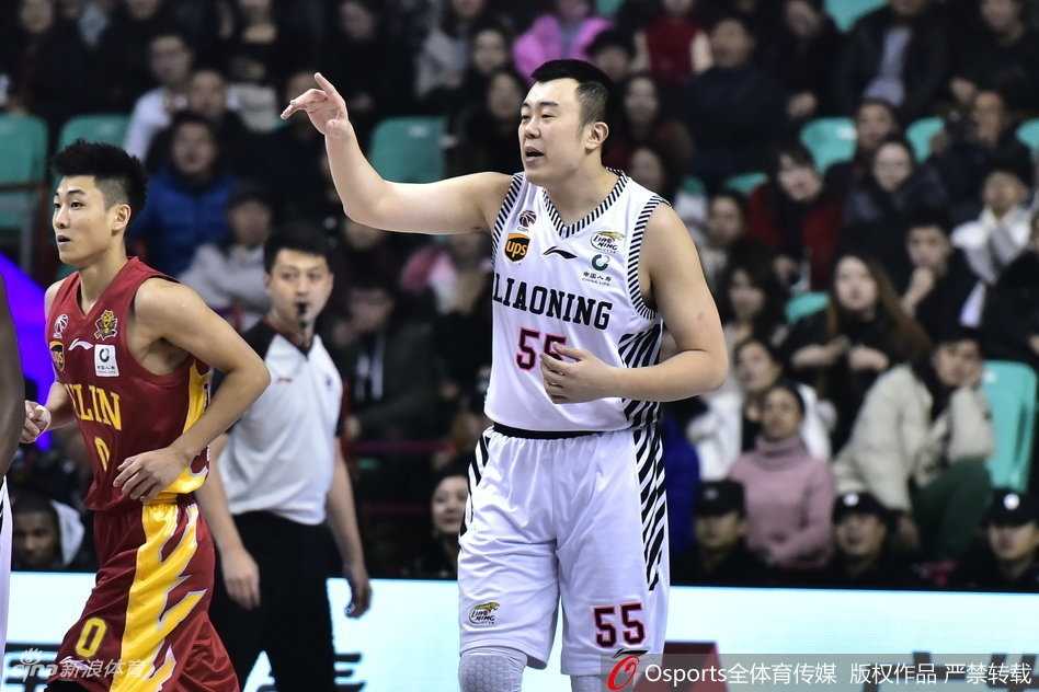 东北德比辽篮击退吉林 郭艾伦率队重返积分榜首 郭艾伦如闪电般突破吉林队防线,他脚下生风,眼神坚毅,在对手的围堵中杀出一条血路。