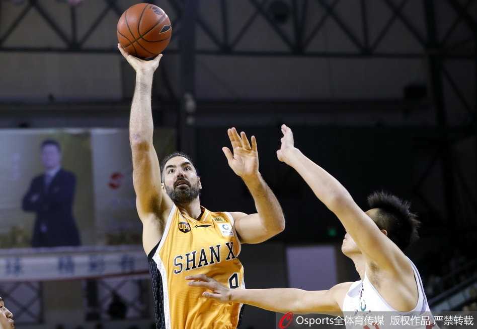 东北虎主场一分惜败,山西惊险带走胜利 山西外援斯科拉在吉林队内线群中高高跃起,以一敌众强硬摘下篮板,眼神中透露出必胜的坚定
