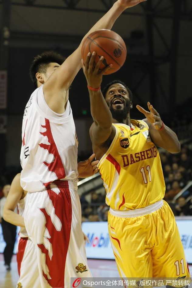 东北虎主场陷落,同曦六将齐发威豪取三连胜 场边的吉林队教练神情凝重,手持战术板向场上队员大声呼喊,试图在球队陷入得分荒时调整战术扭转局势。