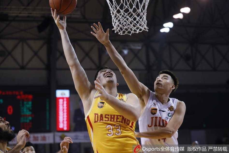 东北虎主场陷落,同曦六将齐发威豪取三连胜 首节比赛陷入焦灼,吉林队与同曦队的内线球员在篮下展开激烈肌肉碰撞,为了篮板球优势奋力一搏。