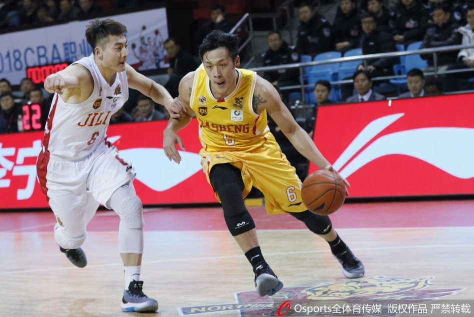 东北虎主场陷落,同曦六将齐发威豪取三连胜 同曦队内线外援希克森在吉林队员的包夹防守下,依然强行起跳,用强有力的双手将球砸向篮筐,霸气十足。