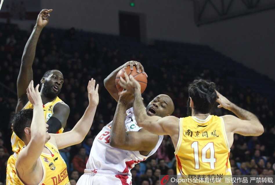 东北虎主场陷落,同曦六将齐发威豪取三连胜 吉林队外援兰德里高高跃起,在对抗中艰难出手,尽管身披对手严防死守,他依然是本队最可靠的得分尖兵。