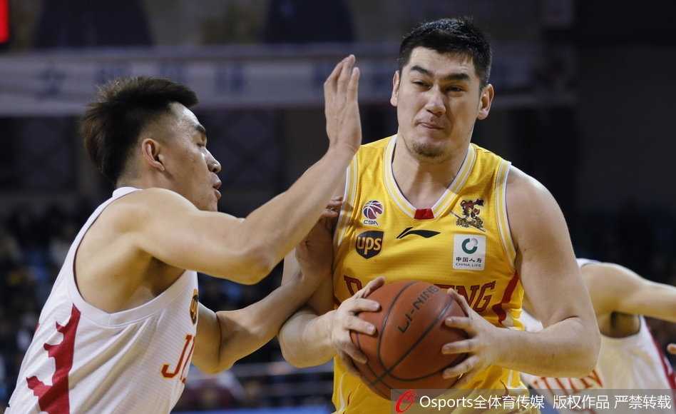 东北虎主场陷落,同曦六将齐发威豪取三连胜 同曦外援巴赫拉米持球面对防守,他眼神坚毅,巧妙地利用队友掩护寻找突破或传球的绝佳路线。