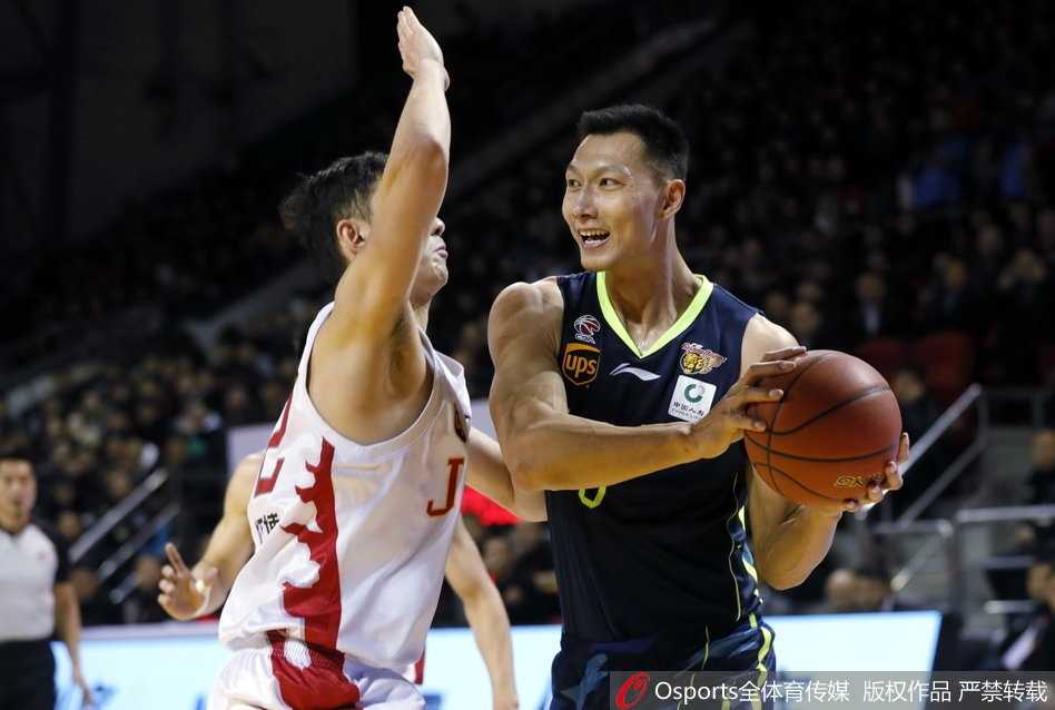 东北虎主场难敌华南虎,广东宏远客场大胜吉林迎三连胜 广东队队长周鹏面对防守悍将,冷静地干拔跳投三分,篮球划出一道美妙的弧线直坠网窝,彰显大心脏本色