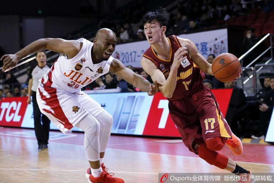 东北虎主场难敌浙江群狼,韦弗38分难救主五连败阴霾笼罩 比赛结束的瞬间,吉林队球员神情落寞地走向场下,背后的比分牌格外刺眼,五连败的苦涩写在每一个人的脸上。