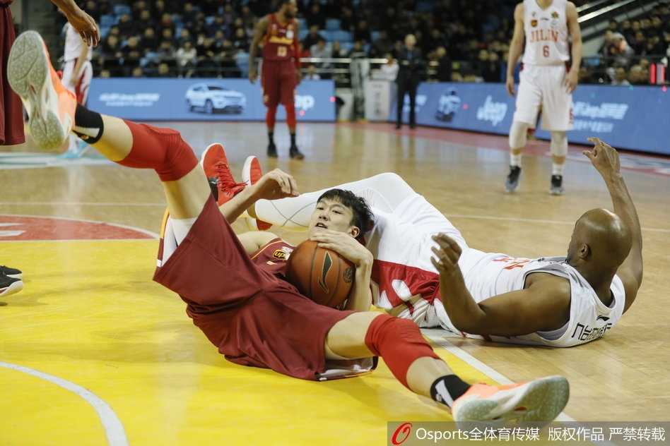 东北虎主场难敌浙江群狼,韦弗38分难救主五连败阴霾笼罩 兰德里在对抗中强硬上篮,肌肉的碰撞与扭曲的身躯诠释着比赛的激烈,他全场贡献30分12篮板,堪称内线擎天柱。