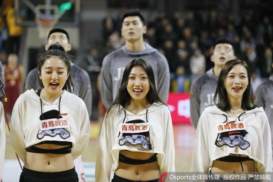 东北虎主场难敌浙江群狼,韦弗38分难救主五连败阴霾笼罩 开场哨响,吉林队主场地板在灯光下泛着光,球员们蓄势待发,一场恶战即将在这片场地上拉开序幕。