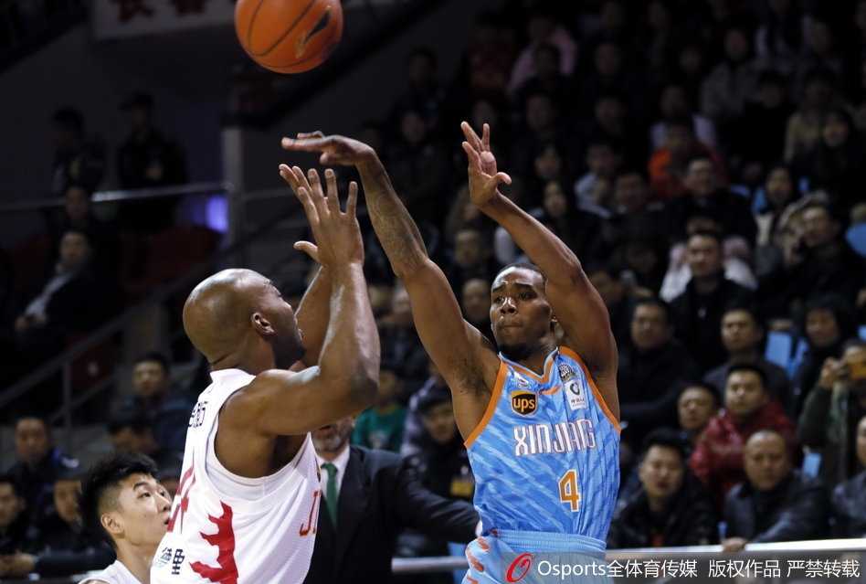 新疆队俞长栋在吉林队兰德里头顶上演双手暴扣，篮筐仿佛都在震颤，展现了本土内线的强大统治力。