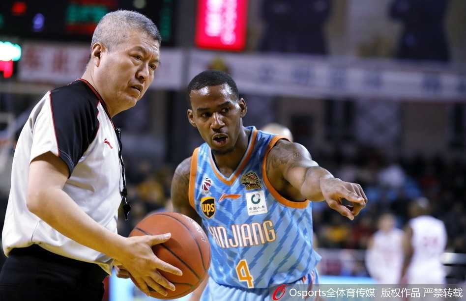 吉林队高诗岩快速突破，面对新疆队俞长栋的补防高高跃起上篮，两人在空中激烈对抗，青春风暴席卷全场。