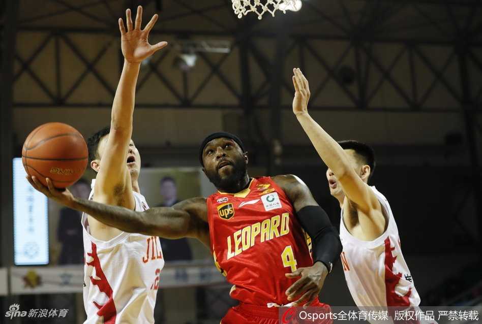 吉林队球员代怀博在防守中寸步不离，紧贴深圳队的进攻球员，双臂张开形成一道难以逾越的屏障。