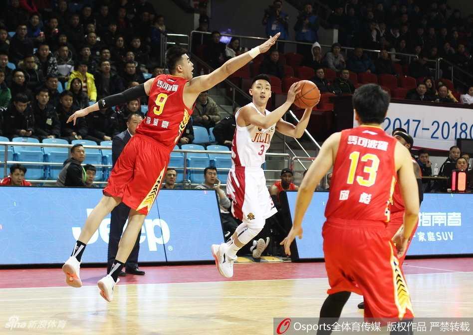 吉林队前锋张彪在低位背身单打，他利用一个逼真的假动作晃开防守，随即后仰跳投，篮球在空中划出一道优美的弧线。