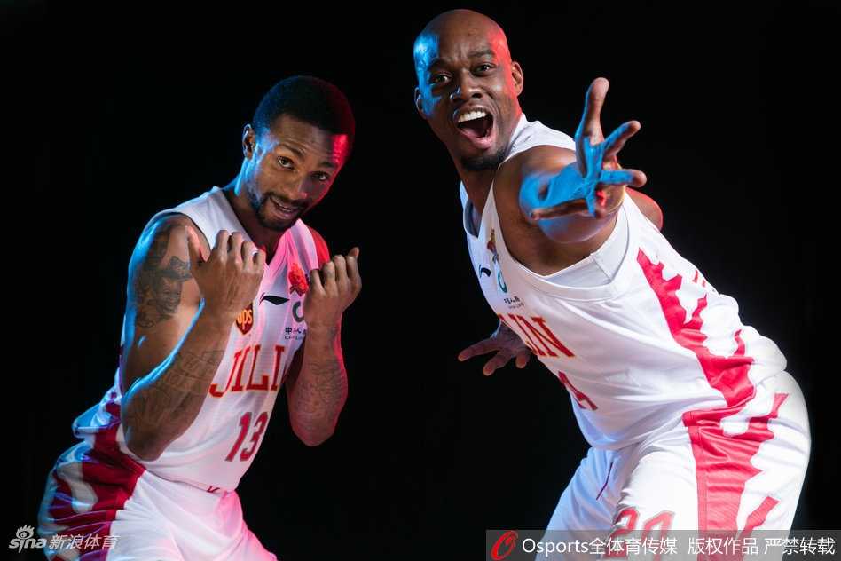 他做出了一个夸张到变形的鬼脸，五官仿佛都在用力，似乎要把所有的烦恼都通过这个表情释放出去，显得无厘头又可爱。