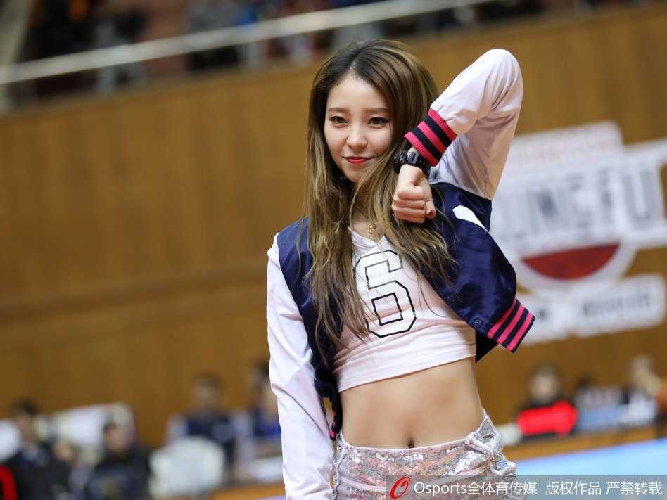 东南亚篮球联赛惊豔瞬间:纹身舞者点燃激情战场 动感舞姿引爆全场 篮球宝贝们整齐划一的热舞瞬间,队员大腿外侧的纹身在灯光下格外清晰,与动感舞步共同构成充满力量感的画面