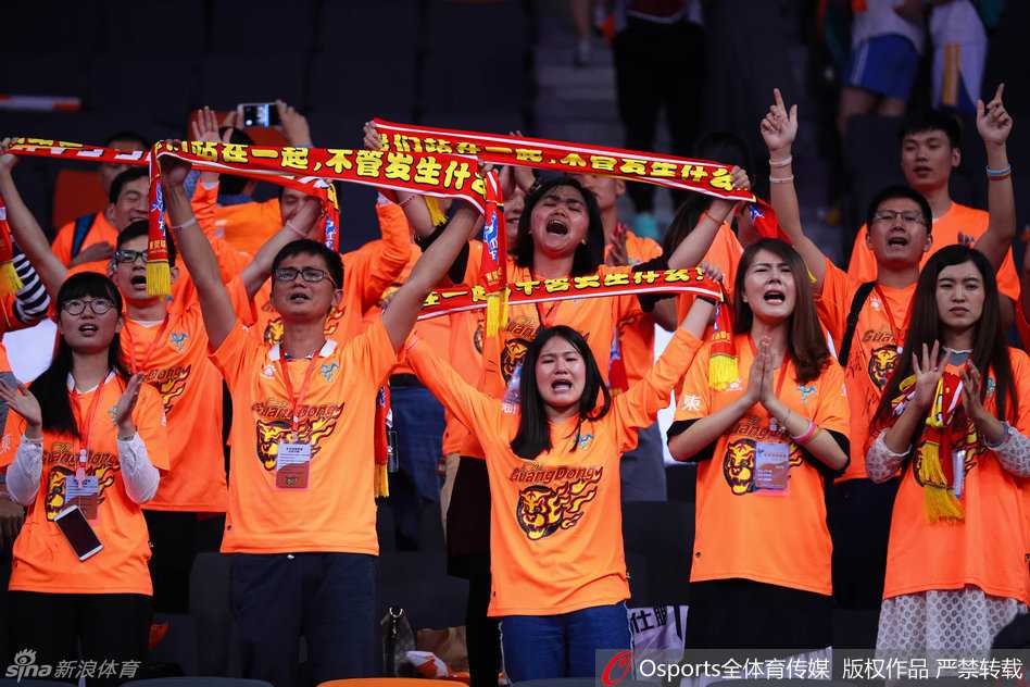 东莞愁云:八冠王主场梦碎,女球迷泪洒赛场 广东队后卫赵睿在赛后低头不语,神情懊恼,年轻的脸上写满了对失利的不甘与自责。