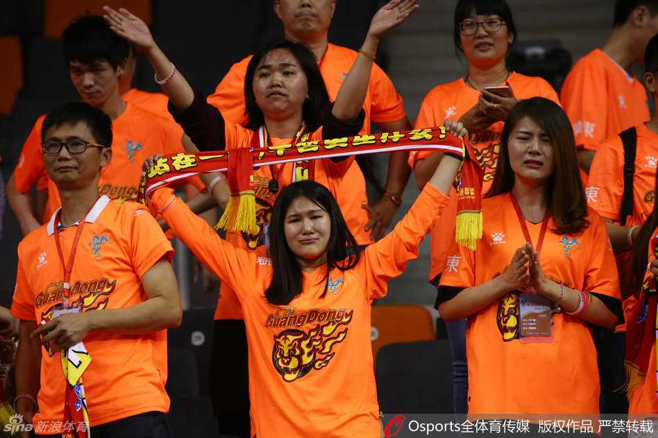 东莞愁云:八冠王主场梦碎,女球迷泪洒赛场 尽管球队大比分落后,几位忠诚的广东球迷仍然在看台上坚持呐喊助威,他们的眼神中充满了对主队不离不弃的支持。