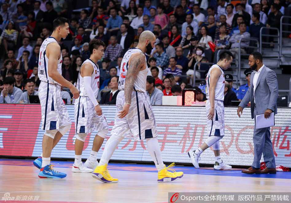 东莞愁云:八冠王主场梦碎,女球迷泪洒赛场 广东队总经理朱芳雨在场边神情落寞,他眼神空洞地望着球场,脸上写满了对比赛失利的失望与不甘。