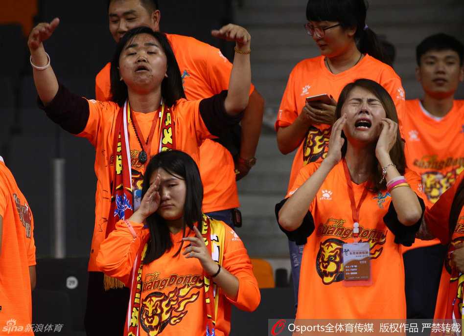 东莞愁云:八冠王主场梦碎,女球迷泪洒赛场 广东队核心易建联在比赛中神情沮丧,他紧咬牙关,眼神中充满了不甘与无奈,尽管拼尽全力,却难以挽回球队的颓势。