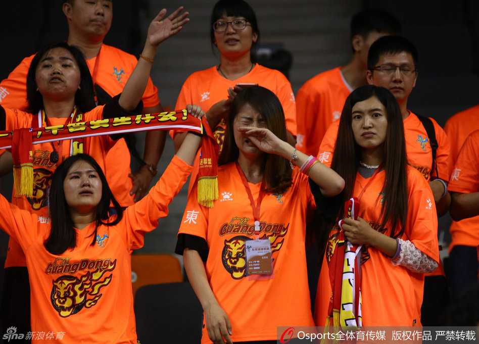 东莞愁云:八冠王主场梦碎,女球迷泪洒赛场 一位身穿橙色助威服的广东女球迷,在球队失利后双手掩面,泪水止不住地流淌,悲伤的情绪感染了周围的每一个人。