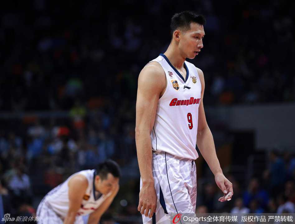 东莞愁云:八冠王主场梦碎,女球迷泪洒赛场 老将周鹏在比赛中面露难色,汗水顺着脸颊流下,眼神中透露出在强大对手面前的疲惫与焦急。