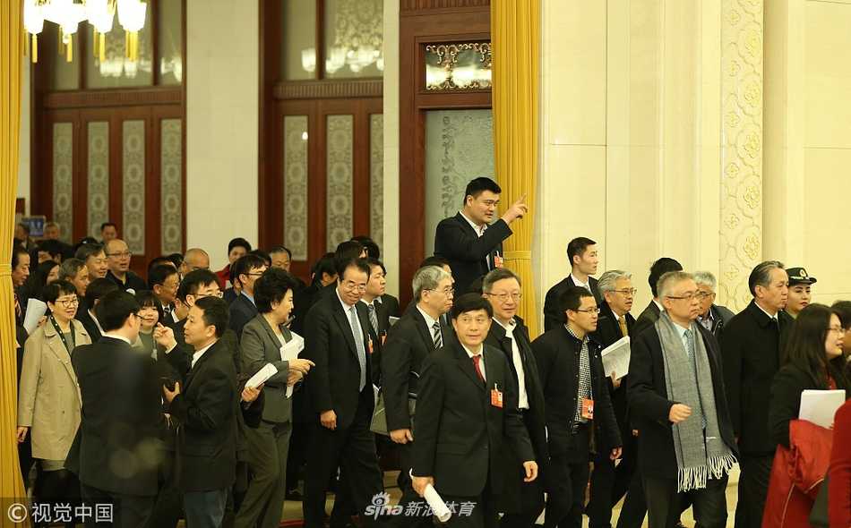 两会体育力量:姚明携小篮球提案归来,王励勤建言夯实群众体育根基 站在人民大会堂宽阔的楼梯间,姚明与王励勤被几位同行的代表委员围住,大家利用休会间隙热络地交谈,姚明微微低头倾听,展现出谦逊而专注的履职姿态。