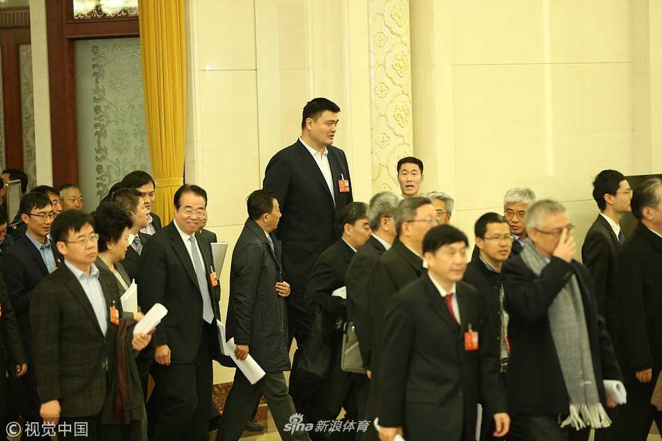 两会体育力量:姚明携小篮球提案归来,王励勤建言夯实群众体育根基 会议结束后,姚明与王励勤在大会堂外偶遇老朋友,几人停下脚步握手寒暄,姚明脸上露出标志性的憨厚笑容,王励勤则在一旁静静聆听,画面充满了老友重逢的温情与履职尽责的庄重。