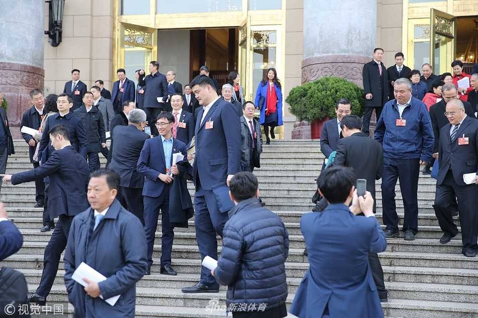 两会体育力量:姚明携小篮球提案归来,王励勤建言夯实群众体育根基 从人民大会堂走出的王励勤,面带微笑向远处注视,胸前佩戴着鲜红的出席证,尽管已退役多年,但身上依然保持着运动员特有的挺拔与干练,透出一股为国履职的担当。