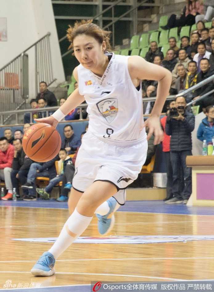 三分线外一步远投，皮球在空中划出彩虹般的高抛弧线，直坠网心，射手的手型依然稳稳定格