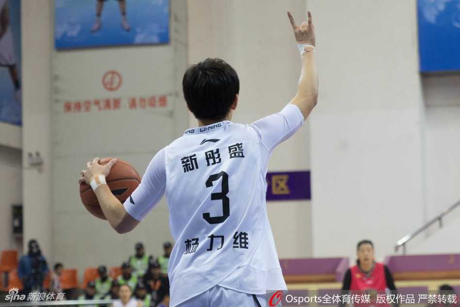 激烈拼抢中，两名球员同时倒地，飞身扑向地板球，眼中只有对球权的无限渴望