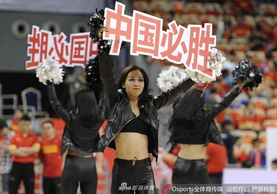 镜头捕捉到一位笑容甜美的篮球宝贝的特写，她白皙的皮肤和完美的颜值在赛场灯光下格外抢眼，被称为篮球场上的颜值担当。