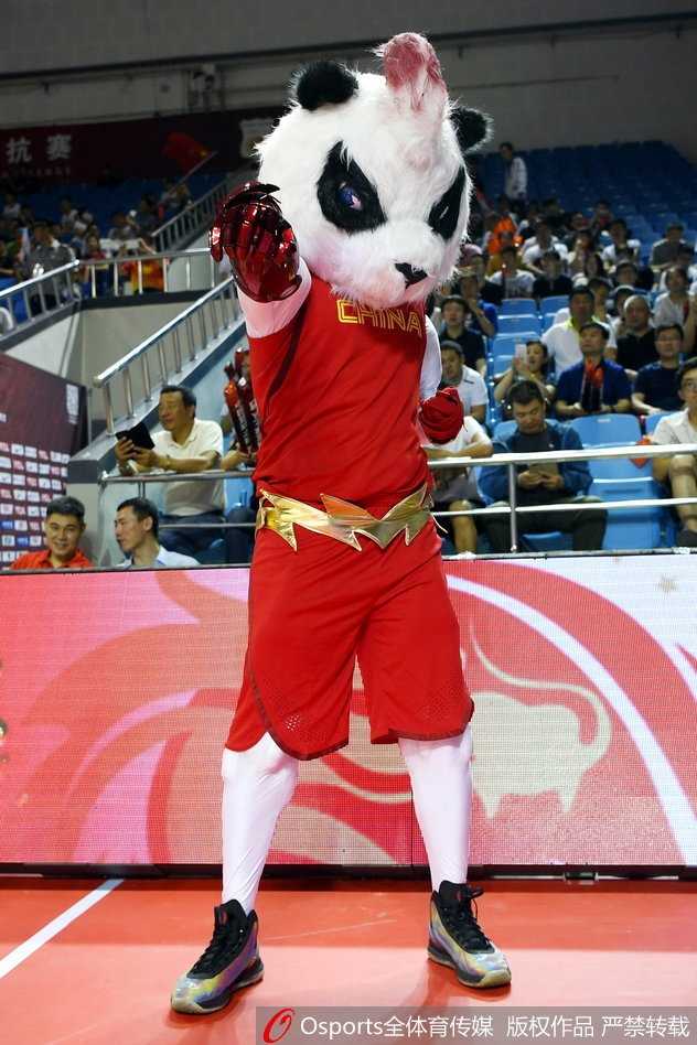 中伊男篮对抗赛吉祥物成场边明星 红队逆转伊朗激情上演 霸气吉祥物在中国队进攻时振臂高呼,仿佛要与球员并肩作战,身后的球迷目光全被它吸引。