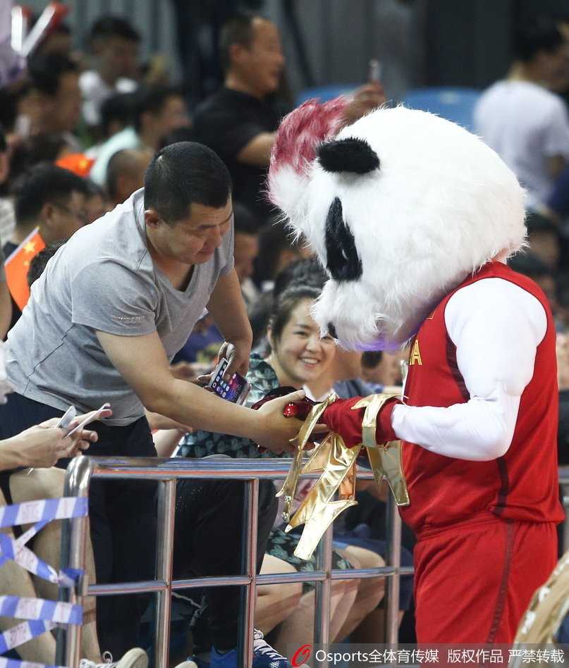 中伊男篮对抗赛吉祥物成场边明星 红队逆转伊朗激情上演 吉祥物张开双臂拦在伊朗球员身前,虽然只是表演,但气势十足,仿佛一道无法逾越的红色长城。