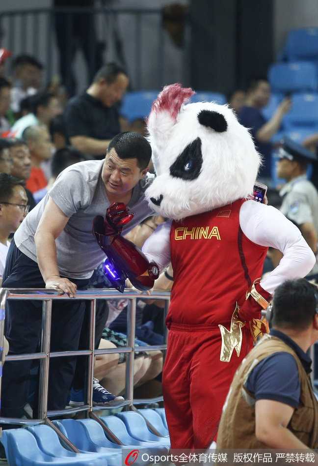 中伊男篮对抗赛吉祥物成场边明星 红队逆转伊朗激情上演 吉祥物与啦啦队队员击掌互动,它憨厚可爱的造型与啦啦队姑娘们的笑容相映成趣,现场气氛欢乐。