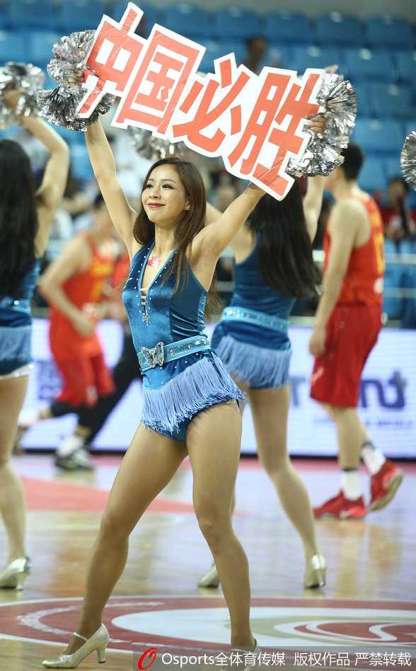 随着劲爆的音乐炸响，篮球宝贝们甩动长发，展现出极具力量感的舞蹈动作，现场的氛围被这股青春的活力推向了最高潮。