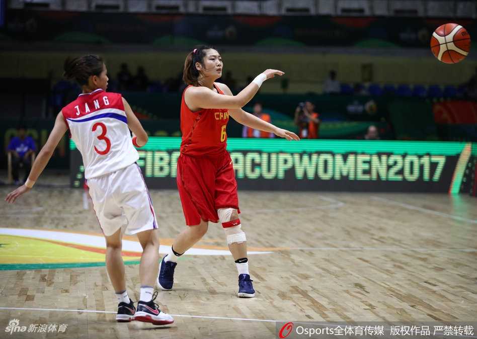 黄红玭背身单打，利用娴熟的脚步晃开防守，在对抗中觅得出手空间，展现出老将的从容。