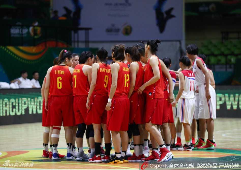 赵爽在反击中如一缕清风般掠过球场，她双手将球举在胸前，眼睛却望向远端跟进的队友，传球一触即发。