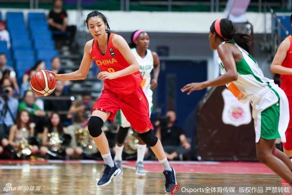 主帅许利民在场边大声指挥，手势坚定有力，他的战术板仿佛是指挥千军万马的令旗，引领着女篮姑娘们在实战中磨砺成长。