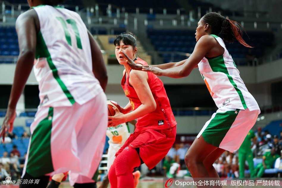 赛后，中国女篮全体队员围成一个圆圈，互相鼓劲呐喊，汗水浸湿了她们的球衣，但脸上洋溢的是胜利后的喜悦和对未来的无限憧憬。