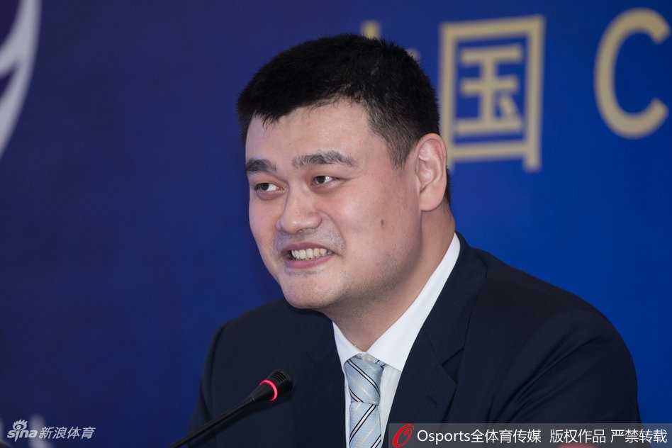 巨大的场馆背景板前，姚明、李楠、胡雪峰三人并肩而立，背景板上的世界杯预选赛标志熠熠生辉，象征着中国篮球新时代的三驾马车已正式启程。