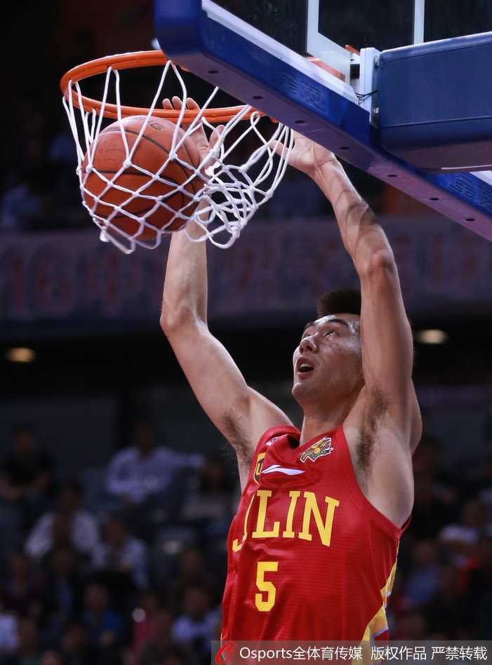 周琦在红队训练中伸出长臂封盖对手，他那标志性的防守覆盖面让国际对手也感到窒息