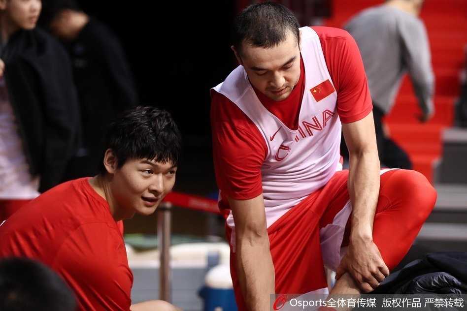 训练的尾声，丁彦雨航独自加练勾手投篮，皮球连续空心入网，夕阳的余晖洒在训练馆的地板上，映照出他专注的身影。