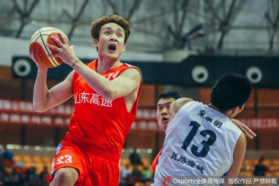 丁彦雨航持球加速突破，犹如一把尖刀直插篮下，面对补防依然姿态从容。