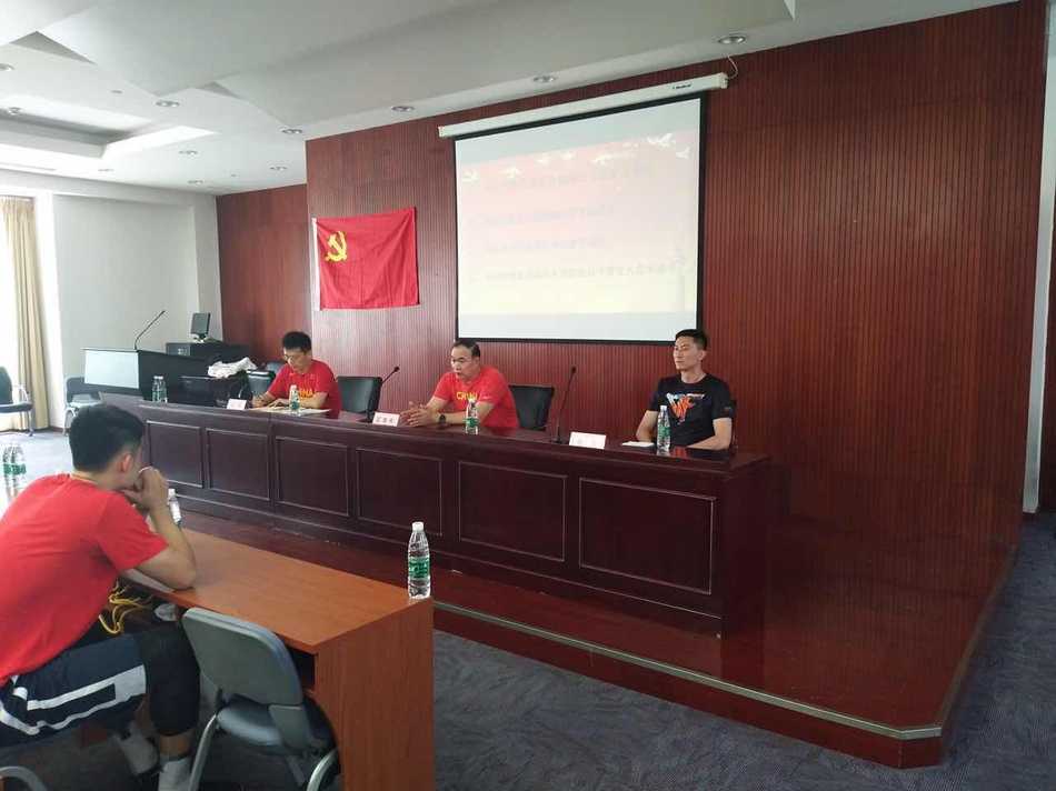 在庄重的会议间隙，功夫熊猫韩德君露出了标志性的憨厚笑容，他正举着手机自拍，想要记录下自己参与国家队临时党支部活动的这一特别时刻，严肃中透着几分可爱。