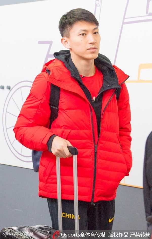 主教练杜锋身穿国家队队服，没有教练架子，亲自动手帮助队员们将沉重的行李箱从传送带上搬下来，显得十分接地气。