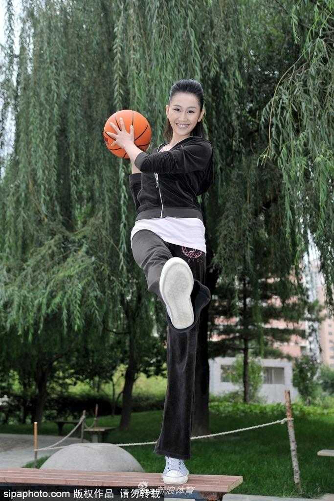 中戏校花梁燕燕化身篮球宝贝,活力灌篮绽放纯美笑容 她专注运球,马尾辫随动作飞扬,眼神坚定而有神,运动女孩的独特魅力在阳光下闪闪发光。