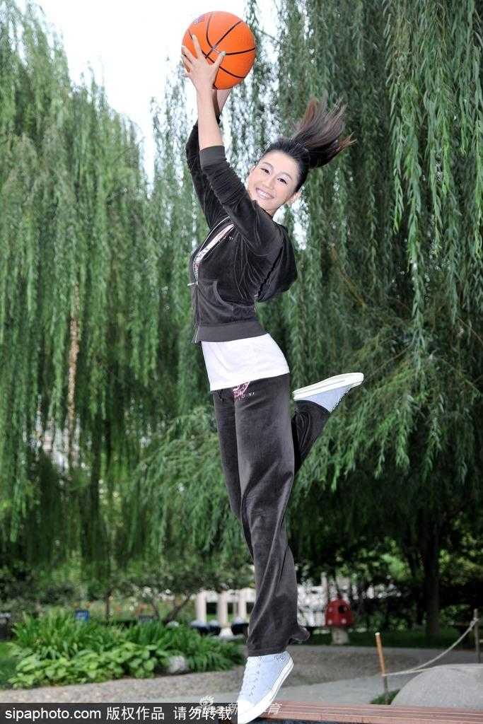 中戏校花梁燕燕化身篮球宝贝,活力灌篮绽放纯美笑容 梁燕燕高高跃起模拟灌篮,身体线条流畅而有力,眼神凝视篮筐,仿佛下一秒就能将球狠狠扣入。