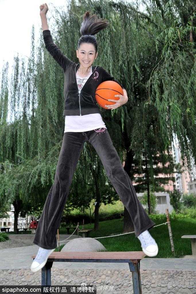 中戏校花梁燕燕化身篮球宝贝,活力灌篮绽放纯美笑容 梁燕燕手举篮球轻盈跃起,纯真笑容洋溢在脸上,篮球服勾勒出修长身姿,仿佛将夏日的活力定格在空中。