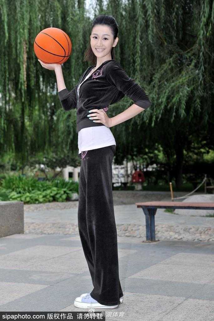 中戏校花梁燕燕化身篮球宝贝,活力灌篮绽放纯美笑容 梁燕燕在球场上奔跑运球,篮球仿佛成为她身体的一部分,动感十足的马尾辫和飞扬的衣角,定格了青春最活力的瞬间。