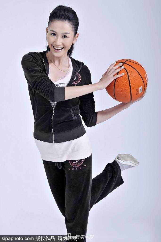 中戏校花梁燕燕化身篮球宝贝,活力灌篮绽放纯美笑容 拍摄间隙,她轻拭汗水,清新气质宛如邻家学妹,但眼神中却透着明星般的坚定光芒,汗水让她的肌肤更显健康光泽。